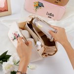 Gepersonaliseerde Geboorte Bloem Afstuderen Cap PU Lederen Wijd Open Make-up tas met naam Afstuderen Reizen Essentials Gift voor afgestudeerden
