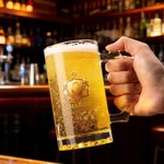 Personalisierte Krone Abzeichen Muster Initial Bierglas mit Griff und Name Ruhestand Geburtstag Jahrestag Geschenk für Papa Opa Freund