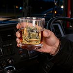 Personalisierte LKW-Muster 10 oz Whiskey Glas mit Namen tägliches Trinken Geburtstagsgeschenk für LKW-Fahrer Ehemann