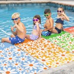 Gepersonaliseerd sneldrogend microvezel strandlaken met madeliefjes en naam perfect als cadeau voor reizen verjaardagen familie en vrienden