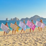 Gepersonaliseerd sneldrogend microvezel strandlaken met madeliefjes en naam perfect als cadeau voor reizen verjaardagen familie en vrienden