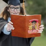 Spersonalizowany skórzany notatnik z gratulacjami dla absolwentów z imieniem i nazwiskiem oraz rokiem ukończenia szkoły
