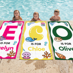 Toalla de playa personalizada de gran tamaño con temática oceánica, con nombre e inicial Regalo de fiesta en la playa para niños y niñas