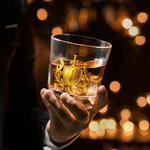 Personalisierte Golden Shield Initial Name Whiskey Dekanter Geburtstag Vatertag Geschenk für Whiskey-Liebhaber