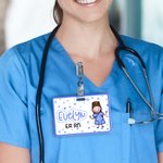 Gepersonaliseerde eenvoudige lijn tekening acryl ID Badge Buddy met naam verpleegkundige Week verjaardag Gift voor verpleegkundige arts medisch personeel