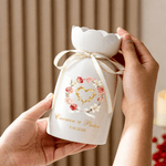 Vase en céramique personnalisé avec nom, texte, date, anniversaire, cadeau de mariage pour un couple de jeunes mariés.