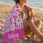 Gepersonaliseerd sneldrogend microvezel strandlaken met madeliefjes en naam perfect als cadeau voor reizen verjaardagen familie en vrienden
