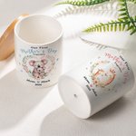 Spersonalizowana doniczka ceramiczna z bambusową podstawą z motywem kwiatowym, imieniem i rokiem Pierwszy prezent na Dzień Matki dla mamy