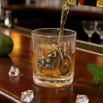 Personalisierte Cool Motorrad Design 10 oz Rock Whiskey Glas mit Namen Vatertag Geburtstag Geschenk für Mann Whiskey-Liebhaber