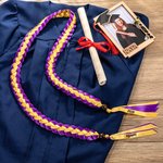 Personalisierte zweifarbige Band geflochtene Lei mit Namen und Holzperlen Klasse von 2026 Graduierung Party Dekoration Geschenk für Absolventen