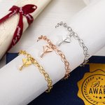 Personligt minimalistiskt armband med mössa och graverat namn Examensgåva för nyutexaminerade