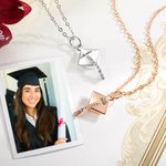 Collar colgante de birrete de graduación personalizado con nombre grabado Regalo de graduación para graduados de la promoción 2026