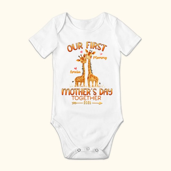 Onesie de Bébé Personnalisé avec Noms Thème 2024 Our First Mother's Day Together Motif Girafes Cadeau pour Nouveau-né Maman