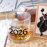 Personalizado Clase de 2026 Graduados Graduación Cap 10 oz Old Fashioned Whisky de vidrio con el nombre de texto y año de graduación Regalo para graduados