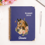 Personalisierte Pferd Blume Schmetterling 2026 Planer A5 Spirale Notebook mit Namen und wöchentliche monatliche Planer Seiten Geburtstag Geschenk für Pferdebesitzer Liebhaber