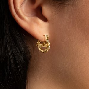 Personalisierte Creolen mit gedrehtem Design | Ohrringe mit Namen | Modeschmuck | Geburtstag Jahrestag Geschenk für Frauen