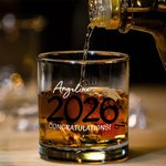 Personalizado Clase de 2026 Graduados Graduación Cap 10 oz Old Fashioned Whisky de vidrio con el nombre de texto y año de graduación Regalo para graduados