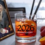 Personalizado Clase de 2026 Graduados Graduación Cap 10 oz Old Fashioned Whisky de vidrio con el nombre de texto y año de graduación Regalo para graduados