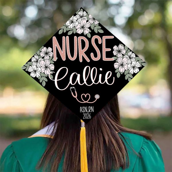 Henkilökohtainen Cherry Blossom Stethoscope Sairaanhoitaja BSN ADN Valmistuminen Cap Topper Topper Koristeen nimi ja vuosi Valmistumislahja Medical Graduatesille