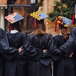 Personnalisé Class of 2026 Décoration de casquette de fin d'études en paillettes, fleurs et perles avec texte Cadeau de fin d'études