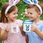 Tazza personalizzata coniglio acquerellato da 12 once con nome, uova e caccia, regalo di Pasqua per bambini