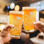 Personalisierte Graduation Cap Klasse von 2026 16 oz Bierglas mit Schulnamen und Jahr Party Gunst Geburtstagsgeschenk für Absolventen Mitschüler Freunde