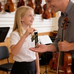 Personalisierte gestickte Cello Violine Golden Musical Note Keychain mit Namen Musik Studio Festival Verwendung Geburtstag Geschenk für Musikliebhaber Musiker