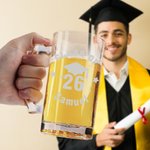 Personalisierte Graduation Cap Klasse von 2026 16 oz Bierglas mit Schulnamen und Jahr Party Gunst Geburtstagsgeschenk für Absolventen Mitschüler Freunde