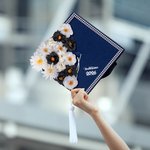 Personnalisé Class of 2026 Décoration de casquette de fin d'études en paillettes, fleurs et perles avec texte Cadeau de fin d'études