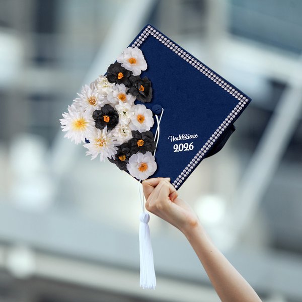 Personalized Class of 2026 Handgjord Glitter Floral and Beads Grad Cap Dekor med text Gåva till akademiker