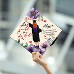 Personalizzato She Believed She Could So She Did Fiore di nascita Cartoon Graduation Cap Topper Decorazione con nome e anno Regalo di laurea per le donne