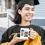 Personalizada 2026 Cartoon Graduate Character Cerámica 11oz 15oz Taza de café con nombre Decoración del hogar Graduación Keepsake Regalo para Mujeres Hombres