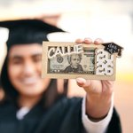 Personalisierte Grad Cap hölzerne Geld Halter Bargeld Umschlag mit Namen und gravierten Text Klasse von 2026 Graduierung Geschenk für Absolventen
