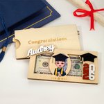 Gorra de Graduación Personalizada Personaje de Caricatura Porta Dinero de Madera Sobre para Dinero en Efectivo con Nombre y Año Regalo de Graduación para Graduados de la Clase 2026