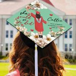 Personalizzato She Believed She Could So She Did Fiore di nascita Cartoon Graduation Cap Topper Decorazione con nome e anno Regalo di laurea per le donne
