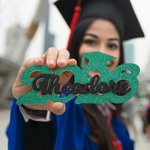Gepersonaliseerd Glitter Afstudeer Houten Teken met Naam en Jaar Afstudeer Foto Decoratie Cadeau voor Klas van 2026 Afgestudeerden