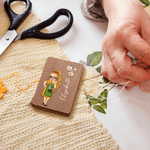Personalizado Nacimiento Flor Cartoon Personaje Madera Magnético Aguja de Coser Caja de Almacenamiento con Nombre Almacenamiento Diario Regalo de cumpleaños para los amantes de la costura