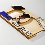 Gorra de Graduación Personalizada Personaje de Caricatura Porta Dinero de Madera Sobre para Dinero en Efectivo con Nombre y Año Regalo de Graduación para Graduados de la Clase 2026