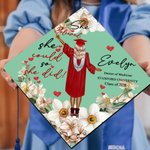Personalizzato She Believed She Could So She Did Fiore di nascita Cartoon Graduation Cap Topper Decorazione con nome e anno Regalo di laurea per le donne