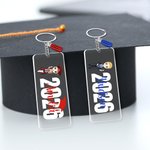 Spersonalizowany brelok akrylowy z frędzlami z imieniem i nazwiskiem oraz rokiem ukończenia studiów dla absolwentów i kolegów ze szkoły