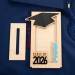 Henkilökohtainen monivärinen nimi Tupsu Grad Cap puinen rahan haltija käteinen kirjekuori Base Class of 2026 Valmistumislahja valmistuneille