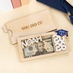 Personalisierte Grad Cap hölzerne Geld Halter Bargeld Umschlag mit Namen und gravierten Text Klasse von 2026 Graduierung Geschenk für Absolventen
