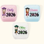 Personalisierte Graduierung Cartoon Mädchen Leder Reise-Schmuck-Box mit Namen und Jahr Graduierung Zeremonie Souvenir Geburtstag Geschenk für Frauen Mädchen