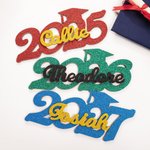 Gepersonaliseerd Glitter Afstudeer Houten Teken met Naam en Jaar Afstudeer Foto Decoratie Cadeau voor Klas van 2026 Afgestudeerden