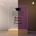 Personalisierte Bachelor Cap Inspirational Words LED-Nachtlicht mit Holzsockel Klasse von 2026 Abschluss Geschenk für Absolventen
