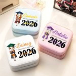 Personalisierte Graduierung Cartoon Mädchen Leder Reise-Schmuck-Box mit Namen und Jahr Graduierung Zeremonie Souvenir Geburtstag Geschenk für Frauen Mädchen