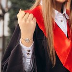 Personlig Dainty Bachelor Hat Heart Zircon armbånd med navn kvinne smykker 2026 Graduation bursdagsgave til nyutdannede