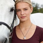 Collar personalizado de caballo hueco con el encanto del corazón inicial Exquisita joyería Día del Juego Regalo de aniversario para los amantes de los caballos Ecuestres