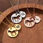 Collar personalizado de caballo hueco con el encanto del corazón inicial Exquisita joyería Día del Juego Regalo de aniversario para los amantes de los caballos Ecuestres