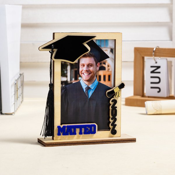 Personalized Tassel Bachelor Hat Wooden Photo Frame with Name and Base Desk Decorarion Graduation Gift for Graduates